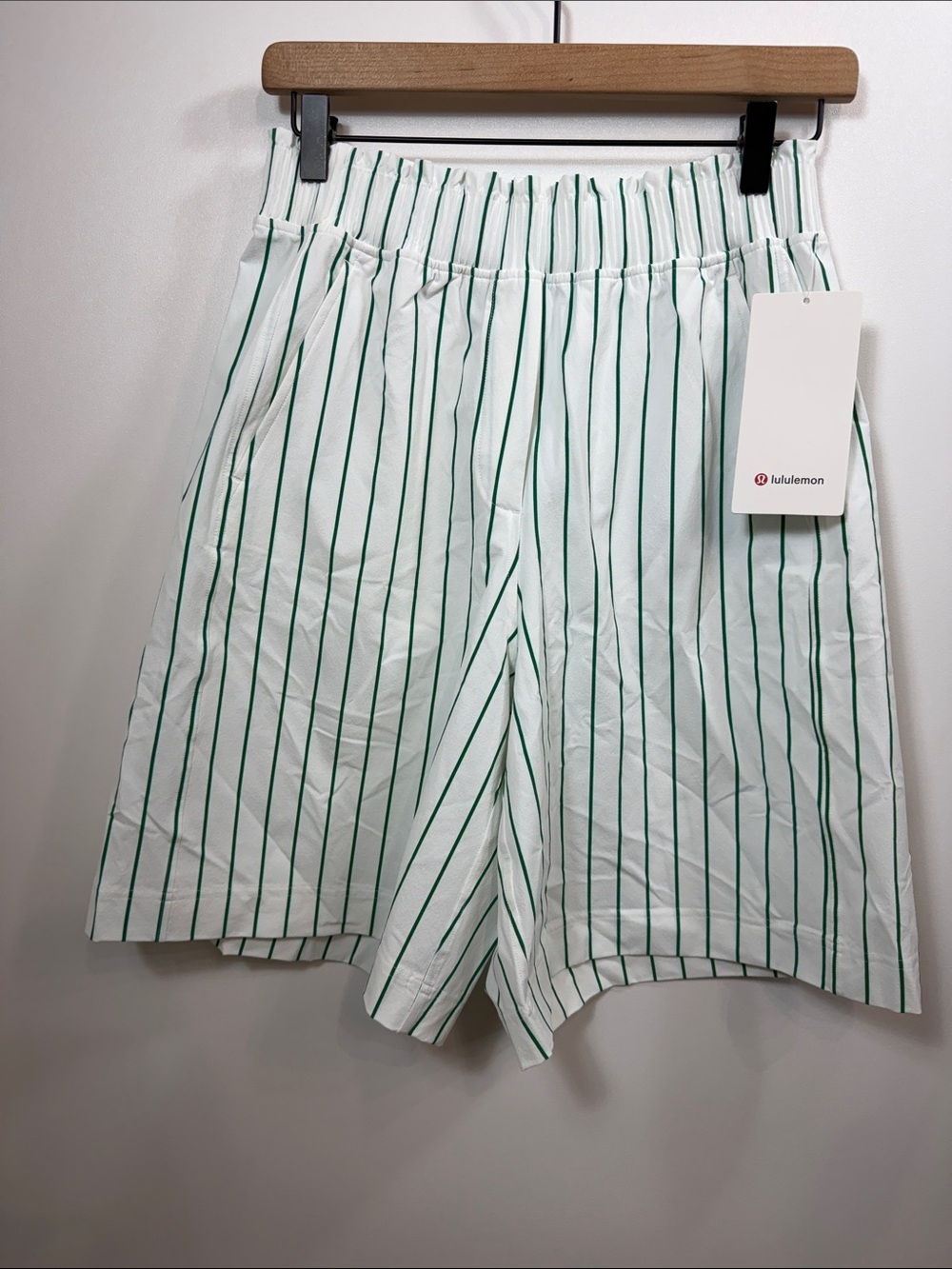Lululemon Stretch Woven Ruffle -Waist HR shorts 9” green white Small.NWT